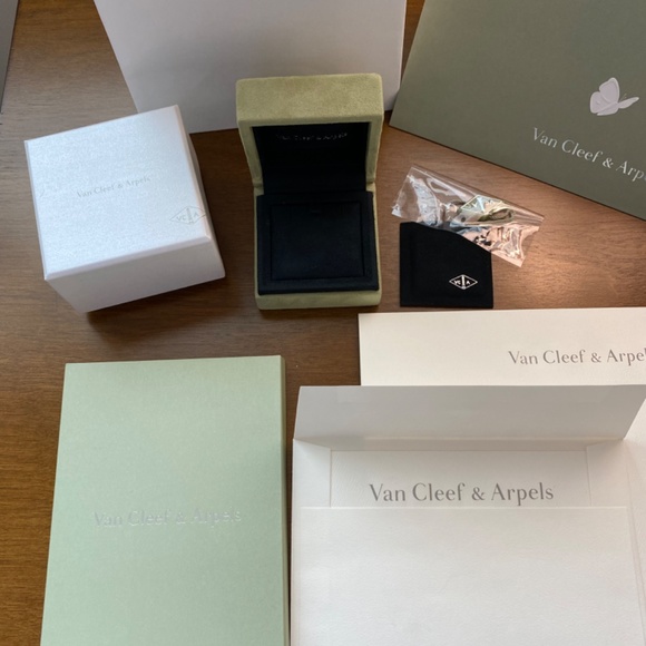 Van Cleef & Arpels packaging lot Listing 2 - Picture 4 of 8